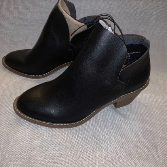 Universal Thread Shoes - NWT UNIVERSAL THREAD women’s booties size 5 1/2